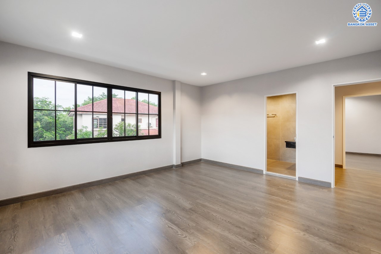 คฤหาสน์ตกแต่งใหม่ คุณภาพ LH ม.ชลลดา บางบัวทอง แปลงมุม เนื้อที่ 121 ตร.ว. ตกแต่งหรูหรา ตอบโจทย์ครอบครัวใหญ่ ด้วยฟังก์ชัน 4 ห้องนอน 6 ห้องน้ำ 1 ห้องอเนกประสงค์ 1 ห้องแม่บ้าน จอดรถได้ถึง 4 คัน มีสนามหญ้าด้านข้างกว้างขวาง พร้อม Facilities ครบ! บนทำเลคุณภาพ เชื่อมต่อได้หลายเส้นทาง ใกล้เซ็นทรัลเวสต์เกต และรถไฟฟ้า "สถานีบางพลู"